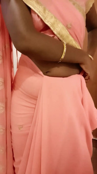 El gran culo y el coño de la esposa india tamil Renu provoca en sari después del hotel - ¡filma de cornudo! Indiahotwifex