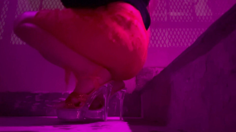 Artemisia Love: Artemisia Love toont haar lange benen, hoge hakken en sappige...