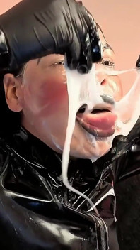 Demônio vestido de látex, luvas de látex, terno de látex e lábios pretos, chupe seu pau, cospe saliva e goze em mim