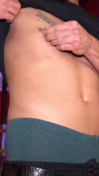 Joven Musculoso Se Masturba