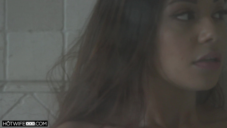 HotwifeXXX: Istri imut xxlayna pertama kali dientot habis-habisan