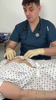 Gyno 시험 멀티 각도를 얻는 간호사 버니