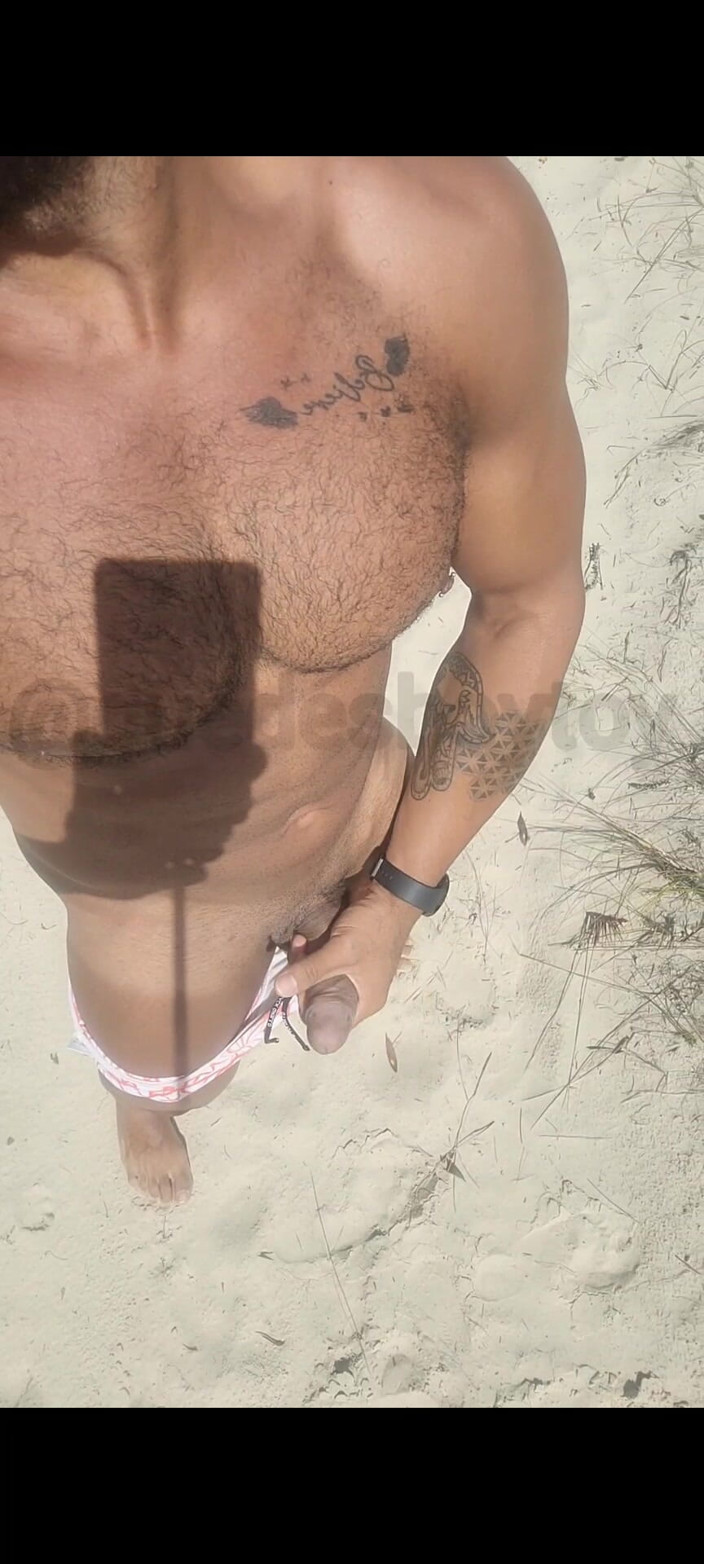 Guedes boy toy: Masturbation on the Beach