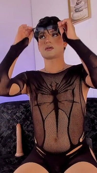 Ken Femboy tańczy przed kamerą przebrany za dziwkę Sissy