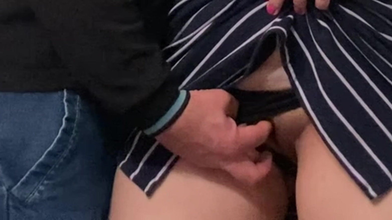 Niki studio: 지하철의 드레스 아래에서 낯선 사람이 내 보지를 만지게 해줘