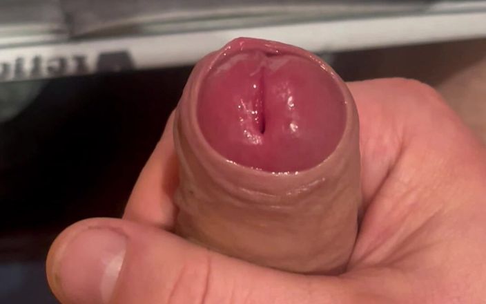 Young cum: トイレでオナニーしてクローズアップして撮影