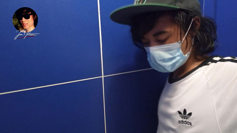Jon Arteen: Gay Twink kencing, melancap zakarnya dan memancut sperma di tandas