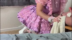 옷을 입고 놀고 있는 핑크 색 Sissy Maid와 그녀의 인형을 타고 있는 Sissygasm
