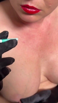 Fumar em batom vermelho e luvas de cetim