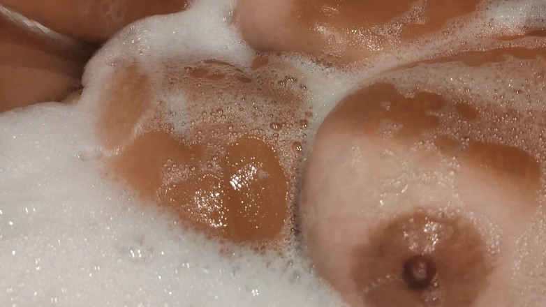 Emma_Alex: Fată bronzată amatoare în baie Arată țâțe perfecte și pizdă