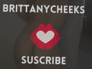 Brittany Cheeks: Britanny tem um esguicho no pátio de sua casa