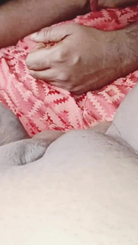 Mamas freundin ließ das junge mädchen sehr schlecht, nachdem sie allein zu hause gefunden hatte