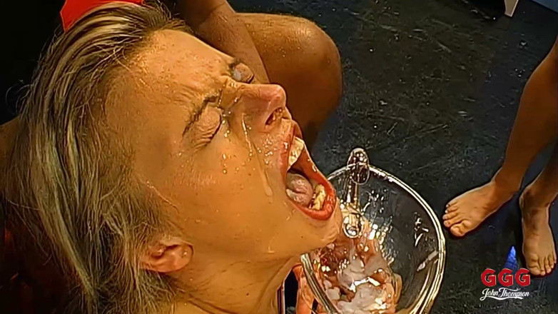 EroticPlanet XXX: Blonde bukkake slet slikt elke lading