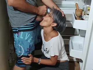 J'aime quand mon mari est absent et je me comporte comme une grosse pute avec mon beau-fils.