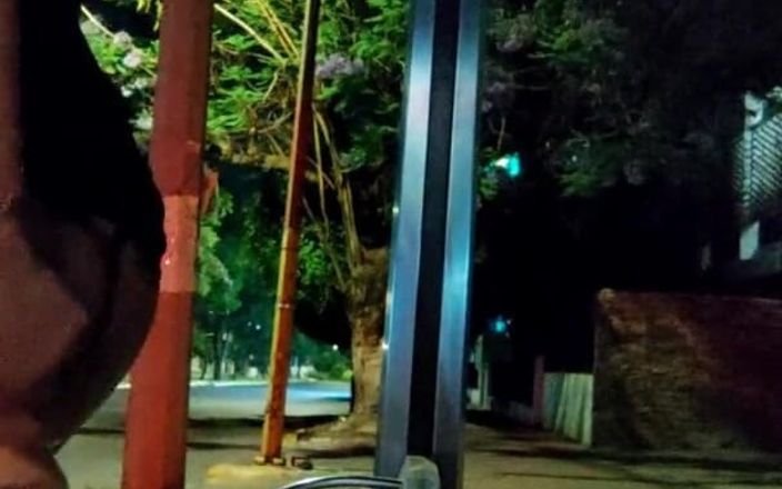 Traviezisha: Une salope efféminée assise sur un énorme gode dans une gare...