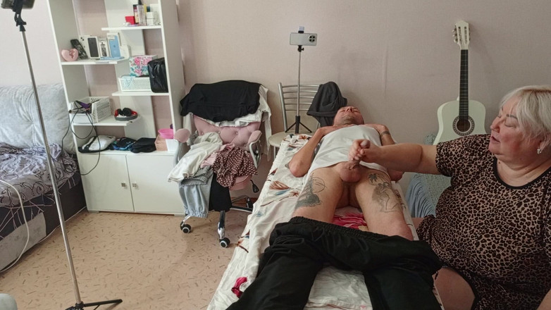 Zona901: Madrasta chupa e masturba meu pau na mesa de massagem...