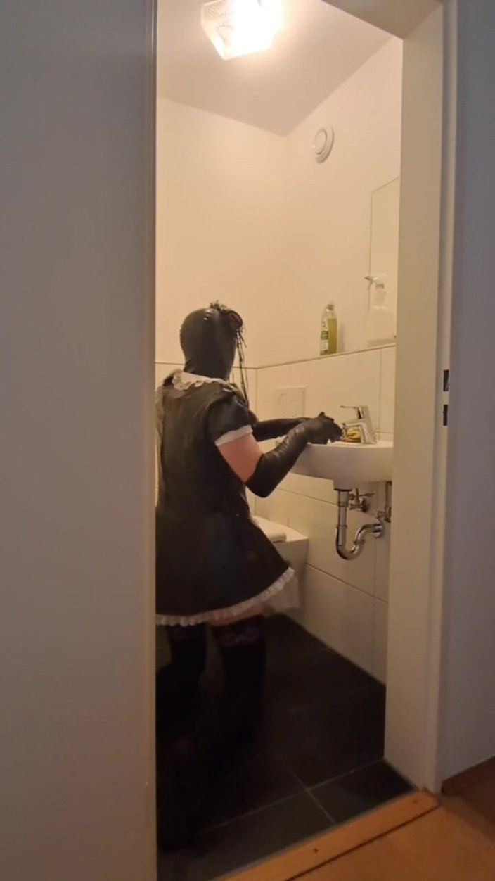 2GirlTs1Cock: Caged Sissy Maid Slave - Städa badrummet för älskarinna och hennes pojkvän