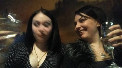 Goddess Misha Goldy: Narghilea care vorbește și fumează și țigări în club