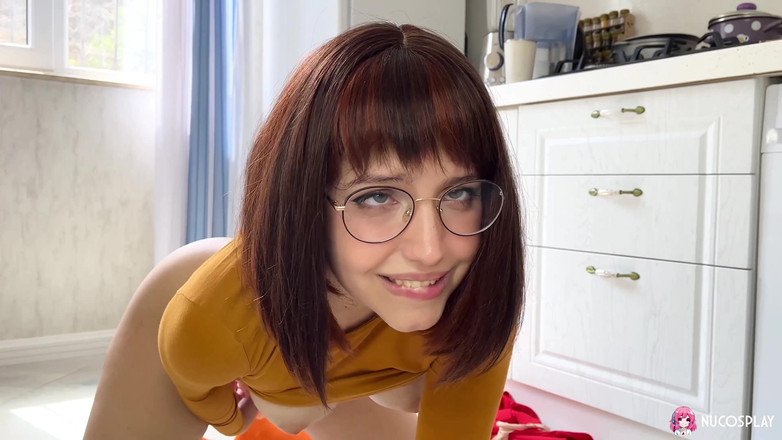 Nu Cosplay: मोटी और उत्तेजित ksenia स्कूबी डू से वेल्मा के रूप में हस्तमैथुन कर रही है