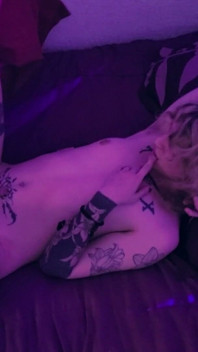 Cette femboy voulait tellement essayer la bite de ma fille trans que je l’ai assommée avec mon sperme et maintenant son petit trou du cul est mon pers