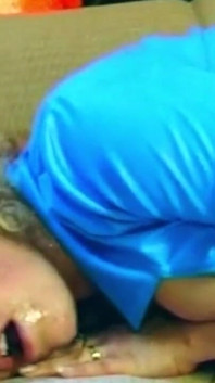 Loira gata devorada em brincadeira com sofá selvagem
