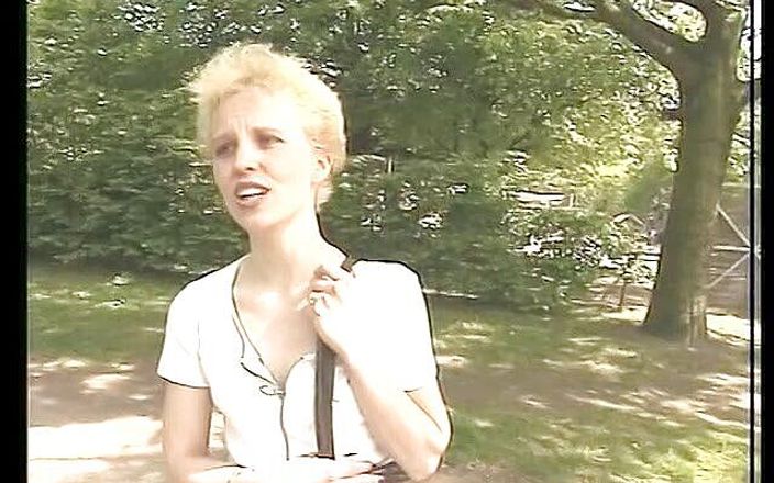 Slutty Teenies: Adolescentă blondă agățată să sugă pula și să-și lingă pizda