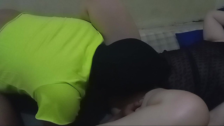 Angelina Pop: Tante sange ini lagi asik jilat memek aduhainya sampai matanya...