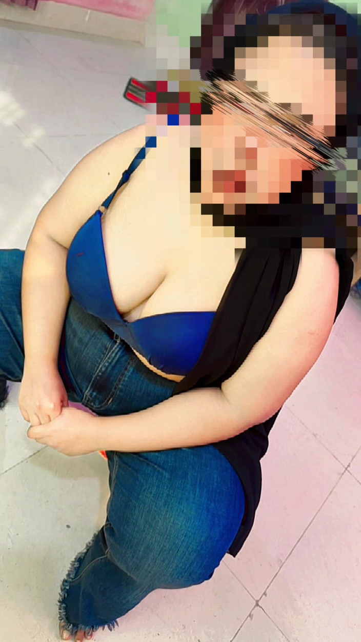 Aria Mia: Muslimská arabská roztomilá bbw sexy studentka jen svléká její vysokoškolské šaty...