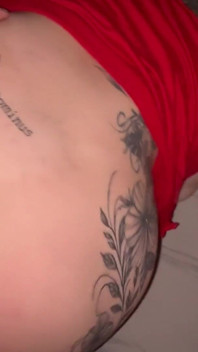 Rouquine Tatouée À Quatre Pattes En Point De Vue, a Demandé Du Lait Dans Sa Chatte Et a Joui Dans Sa Bouche