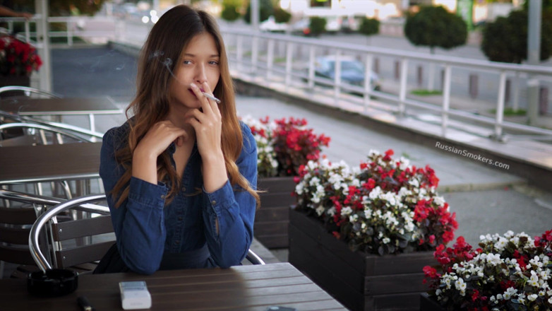 Russian Smokers: Une beauté russe magnétique joue avec la fumée de cigarette