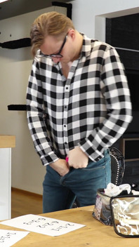Blondine mit perfektem körper studiert mit dem großen schwanz ihres tutors