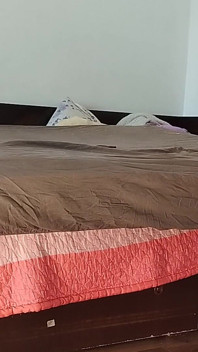 Amateurvrouw past kleren en snijdt ze