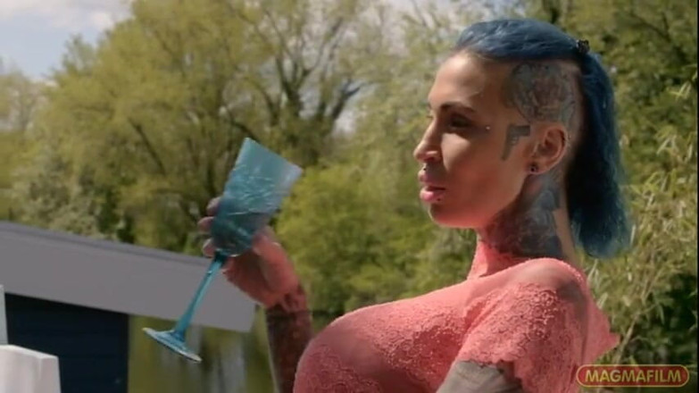Magmafilm: Fake Tity Hardcore Tattoo Slut si preoccupa