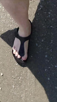All'aperto con caftan nero e scalzi con Birkenstocks neri
