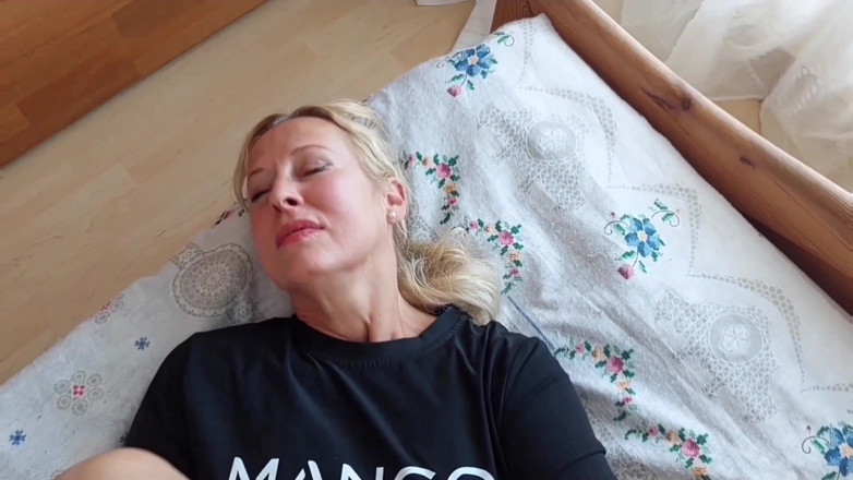 Selena701: 아마추어 금발 성숙한 아내가 그 사이에 섹스를 즐긴다