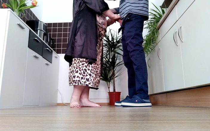 OurFetishLife: Ngentot pantat bahenol ibu mertuaku gaya doggy