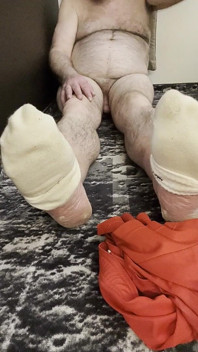 Trainer Karls nackte füße, eier [8893]