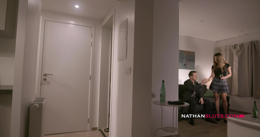 Nathansluts: Genç Ally Breelsen yaşlı bir adam tarafından götünü sikiyor