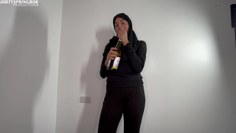 DirtySpringbok: Hijabi Slut Drinks and Sucks White Cock During Ramadan