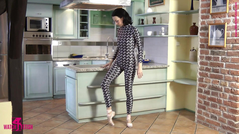 Watch4fetish: Fleksibiliti dalam pakaian kucing spandeks