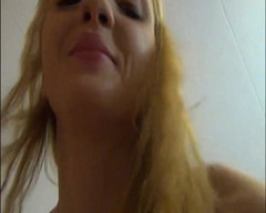 Old and young sex: 秘密拍摄的奶子活泼的Kristyna天然金发女郎用假阳具自慰