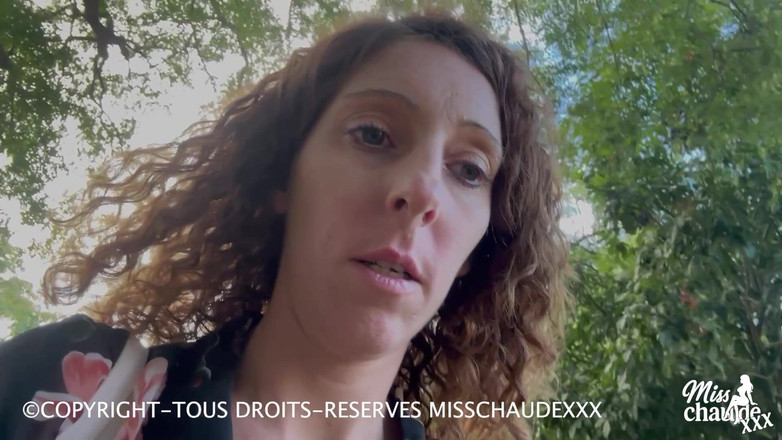 Misschaudexxx: ミスショーデックス、ベンチで自分で楽しんでるんだ