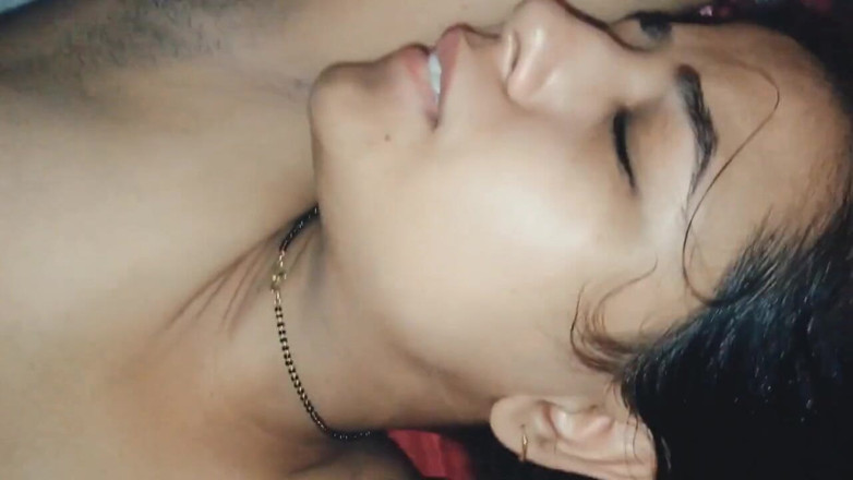 Hot Sis: Azgın üvey kız kardeş bebek seksi ve büyük yarakla yatakta eğleniyor