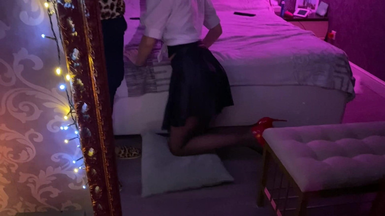 Slowly Tease: #28 穿着性感短裙和连裤袜的助理喜欢我的鸡巴