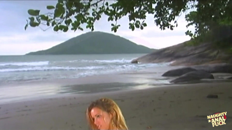 Naughty anal fuck: 모든 구멍을 따먹는 비키니를 입은 금발의 핫한 복고풍 장면