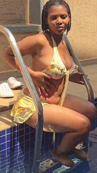La donna ricca si masturba nella sua piscina