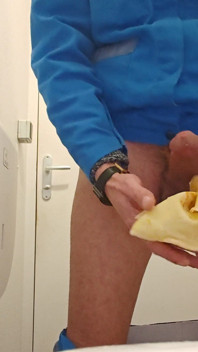 Stříkání na jídlo v práci na záchodě
