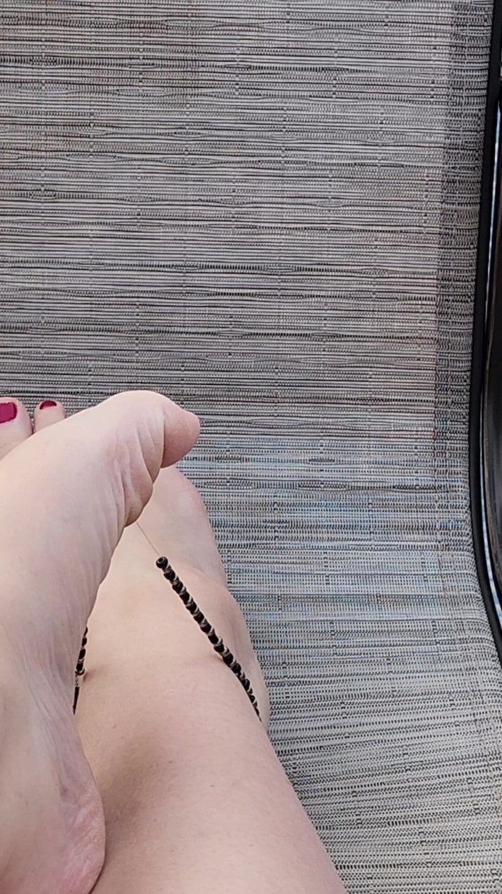 Dainty Deviant: Schattige blote voeten en benen met rode teennagel Pools en...