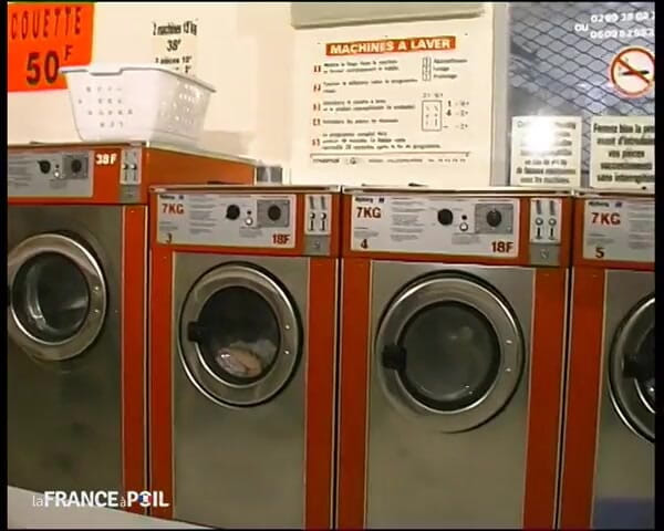 Rue Chaude: Ein hübsches schmutziges blondes dreckiges mädchen wird in einem Waschsalon...