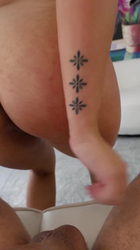 Latina mit dicken schenkeln und schönen augen!